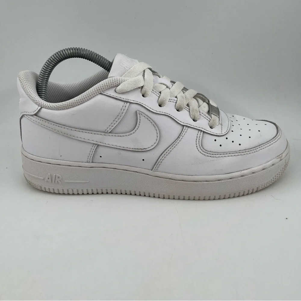 👞 Nike Big Kid’s Air Force 1 LE GS Triple White Sneakers Shoes - Size 7 Youth